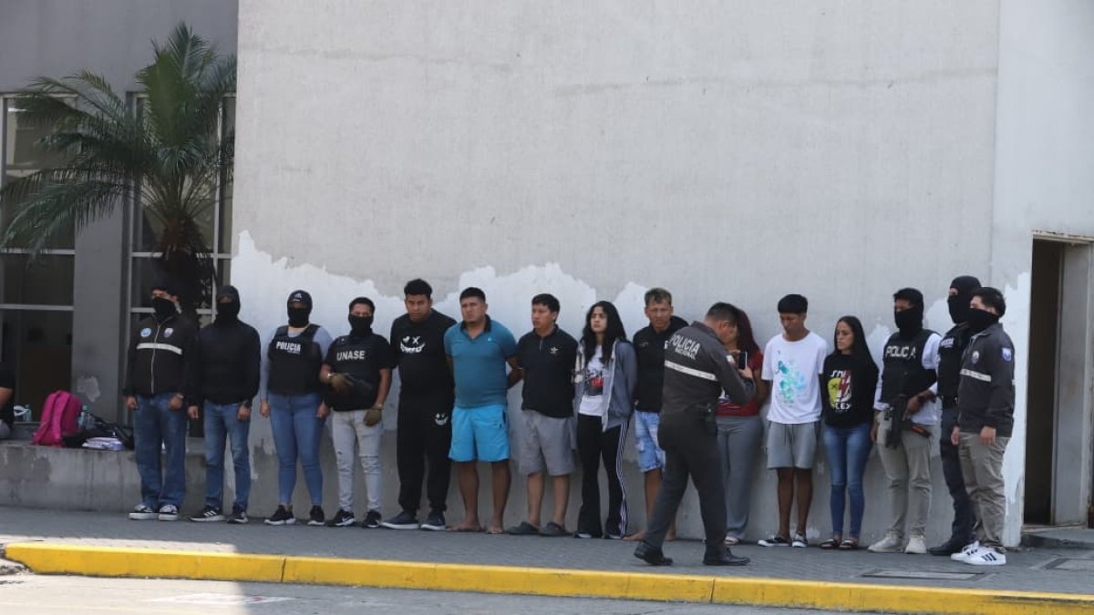 Algunos de los detenidos fueron presentados a la prensa.