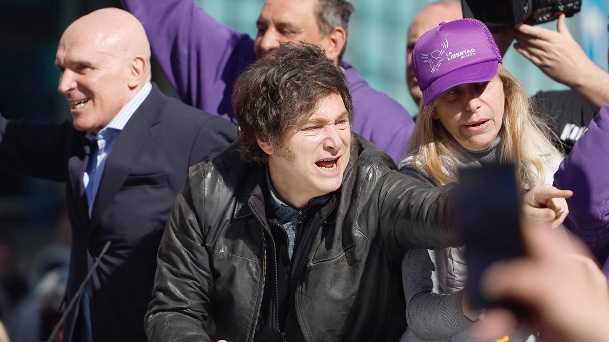 El presidente de Argentina, Javier Milei (c), reacciona durante un acto de campaña electoral en Lomas de Zamora (Argentina).
