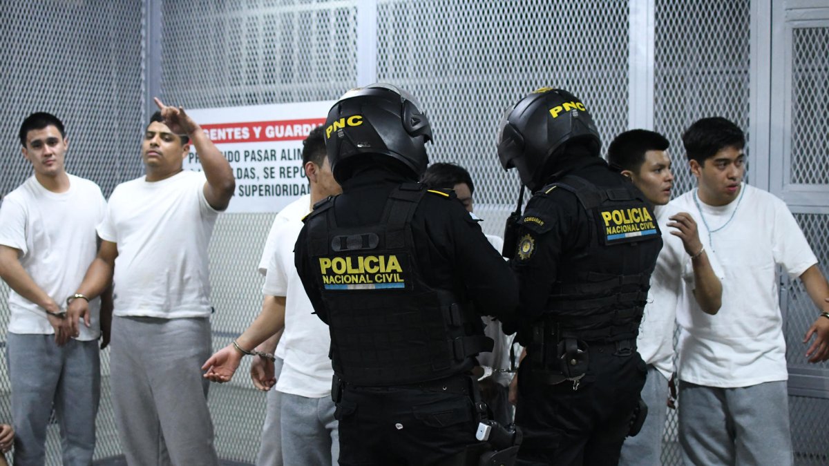 Integrantes de la Policía Nacional Civil custodian personas detenidas en la Torre de Tribunales este 25 de agosto de 2025, en (Guatemala).