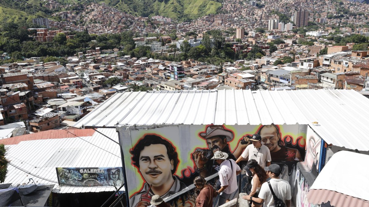 Foto del 11 de agosto de 2025 de turistas recorriendo la Comuna 13 en Medellín (Colombia).