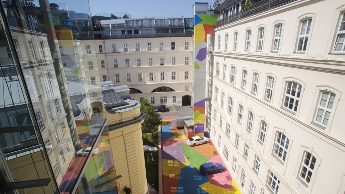 Una vista aérea muestra el suelo pintado de colores del patio del 