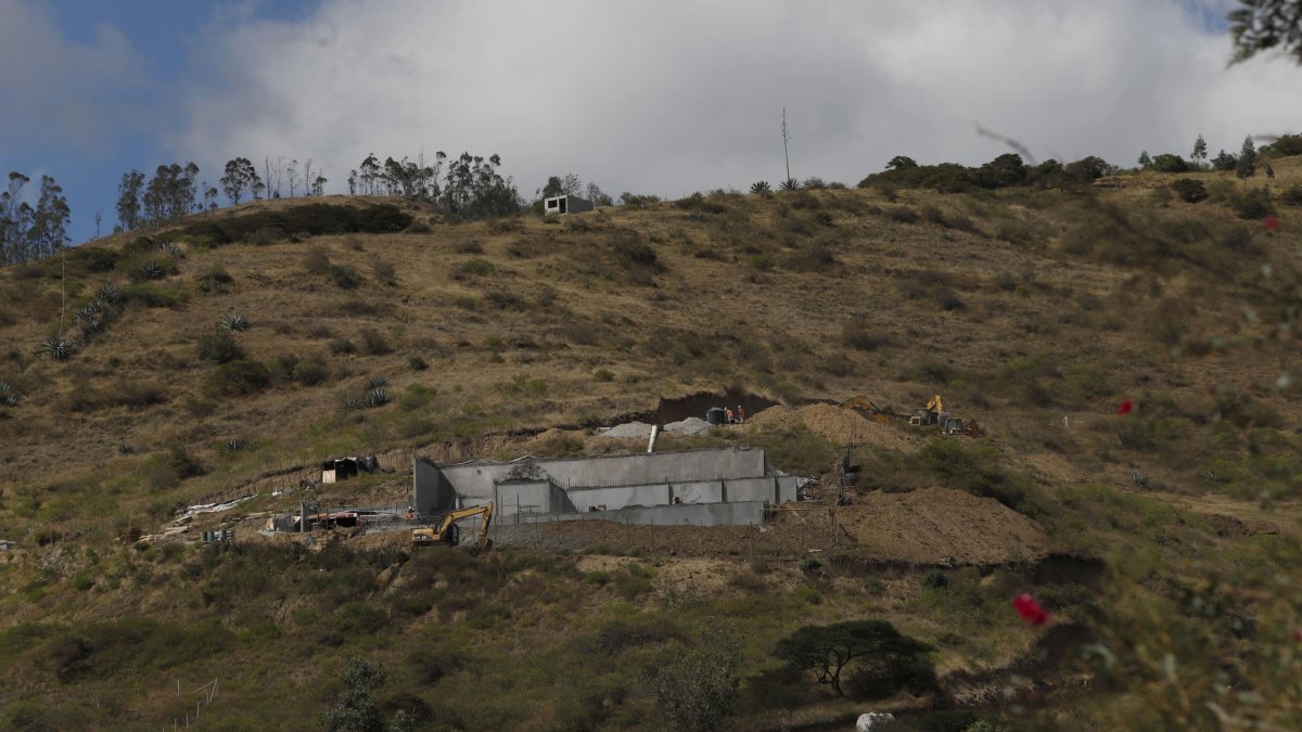 En las faldas de volcán Ilaló, incluso cada vez más arriba, se siguen levantando construcciones.