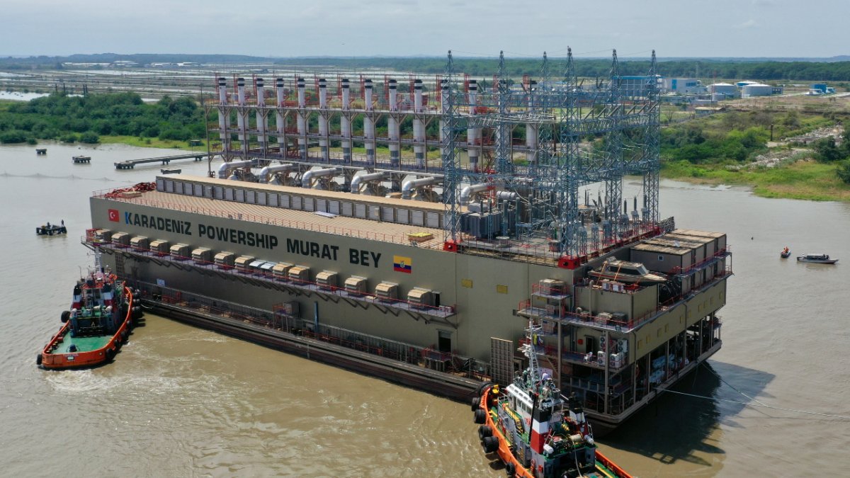 La barcaza Murat Bey forma parte de la generación térmica flotante contratada por Ecuador para reforzar el sistema eléctrico.