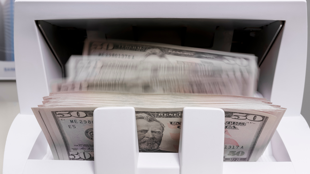 Referencial. Retiro de dinero en ventanilla bancaria.