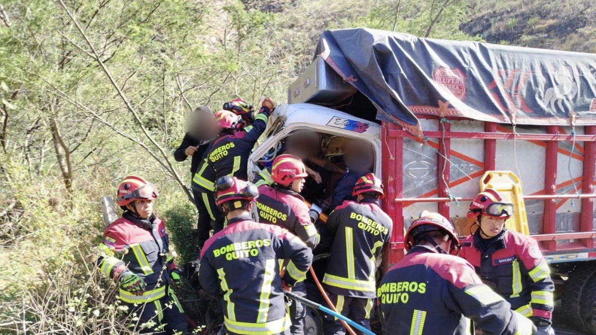 El conductor del camión quedó atrapado tras el fuerte impacto con el bus.