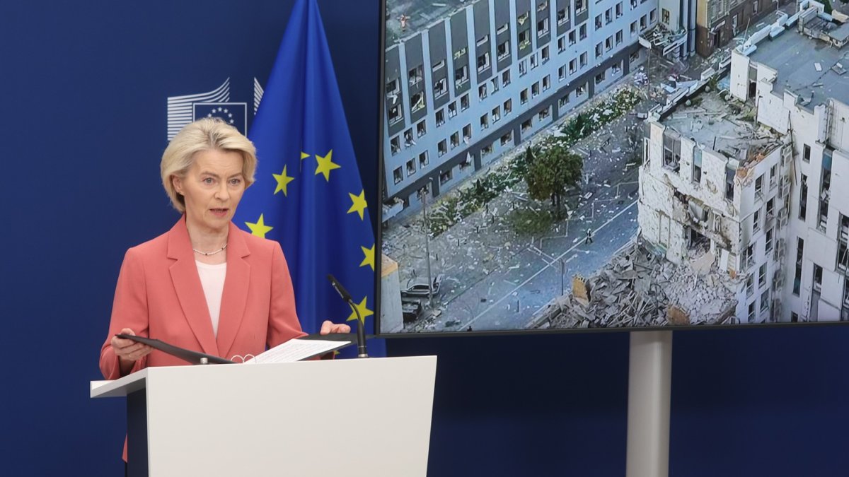 La presidenta de la Comisión Europea, Ursula von der Leyen, pronuncia un discurso tras los últimos ataques rusos en Kiev, en Bruselas, Bélgica, el 28 de agosto de 2025.