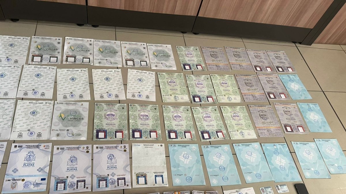 Además del dinero falso se encontró 59 especies de revisión vehicular emitidas en distintos cantones.