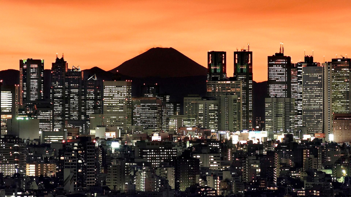 El pico del monte Fuji puede verse sobre los rascacielos Shinjuku en Tokio al amanecer el miércoles 27 de diciembre de 2006.