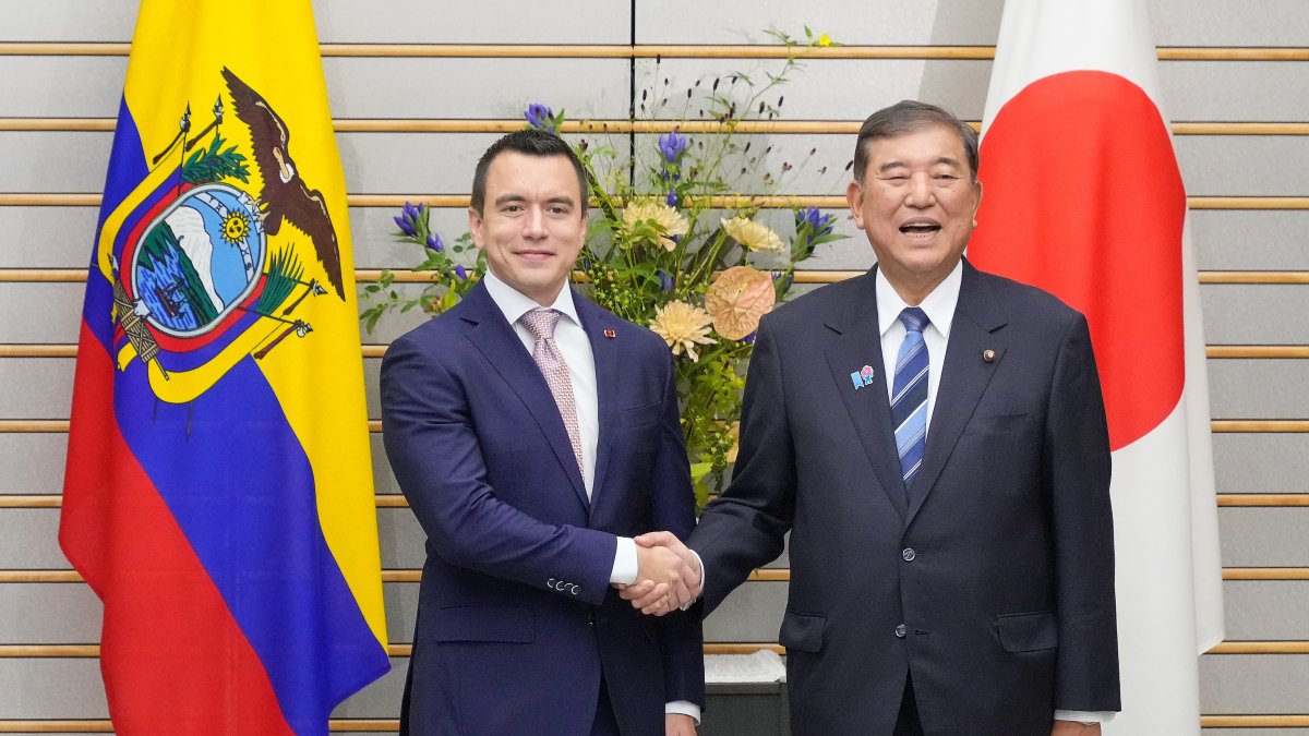 El presidente Daniel Noboa saluda con el primer ministro de Japón,Shigeru Ishiba.