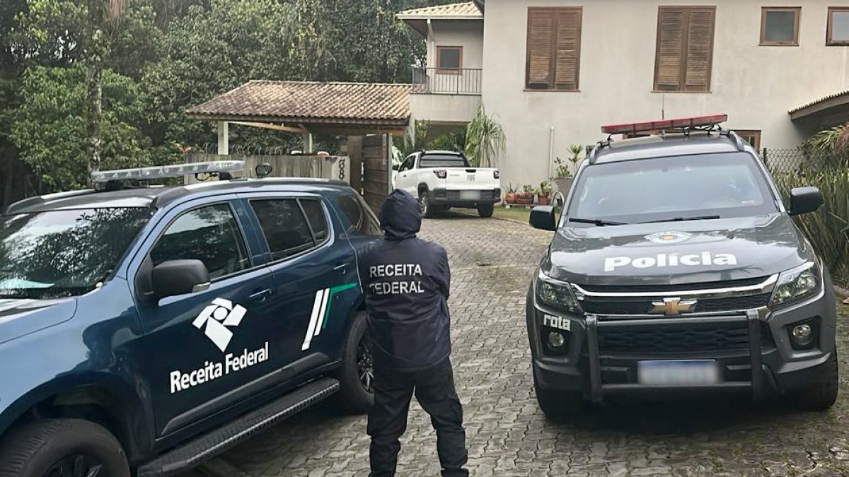 Vehículos policiales estacionados frente a un edificio en el centro financiero de la avenida Faria Lima en São Paulo, Brasil, el 28 de agosto de 2025.