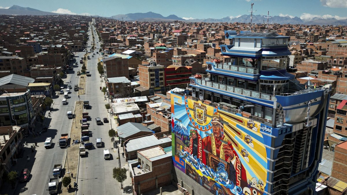 Esta vista aérea muestra un edificio conocido como 'Cholets' en El Alto, departamento de La Paz, Bolivia, el 14 de agosto de 2025.