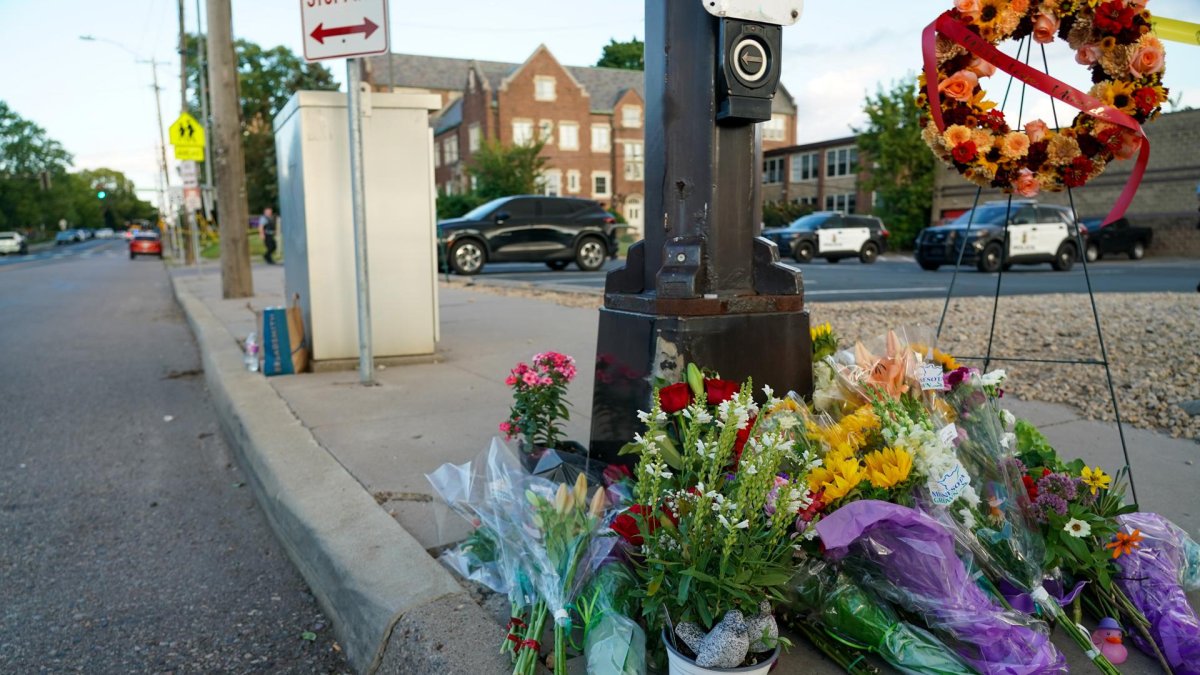 Vista de un altar para las víctimas del tiroteo en la escuela católica de La Anunciación en Minneapolis (EE.UU.).