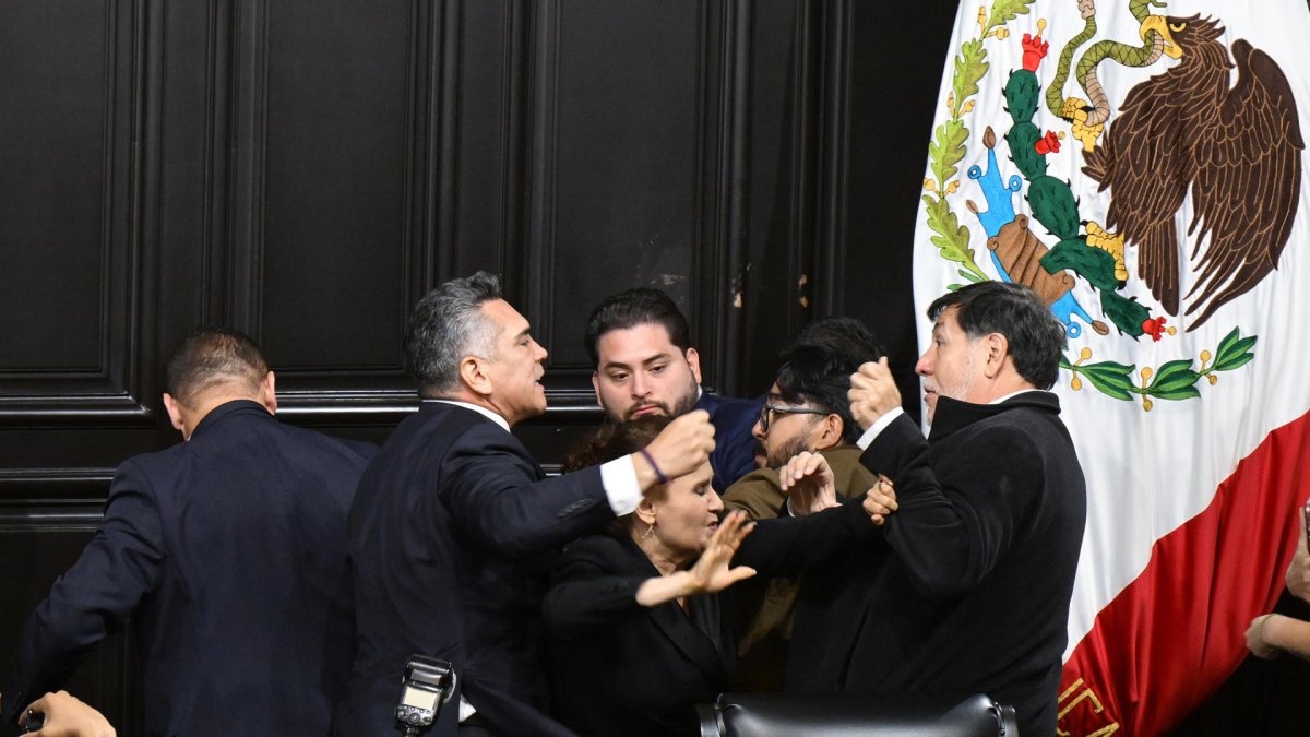 Los senadores mexicanos Alejandro Moreno (i) y Gerardo Fernández Noroña (d), se enfrentaron a golpes en una sesión del Senado en la Ciudad de México (México).