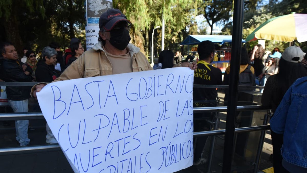 Los asistentes al plantón llevaron carteles y megáfonos.