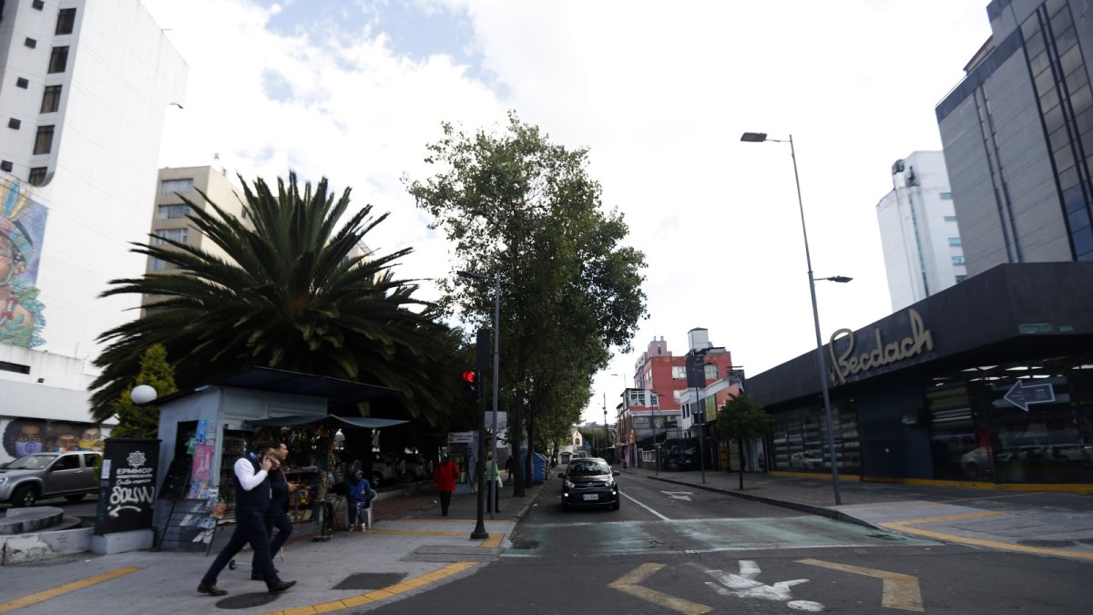 El retiro de los alambres de los postes, ubicados entre las avs. Juan León Mera y Colón, ha generado una imagen de limpieza y orden en el sector.