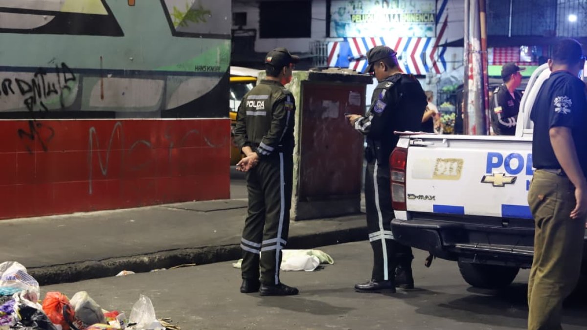 Agentes de la Policía Nacional acudieron al sitio para recabar indicios.