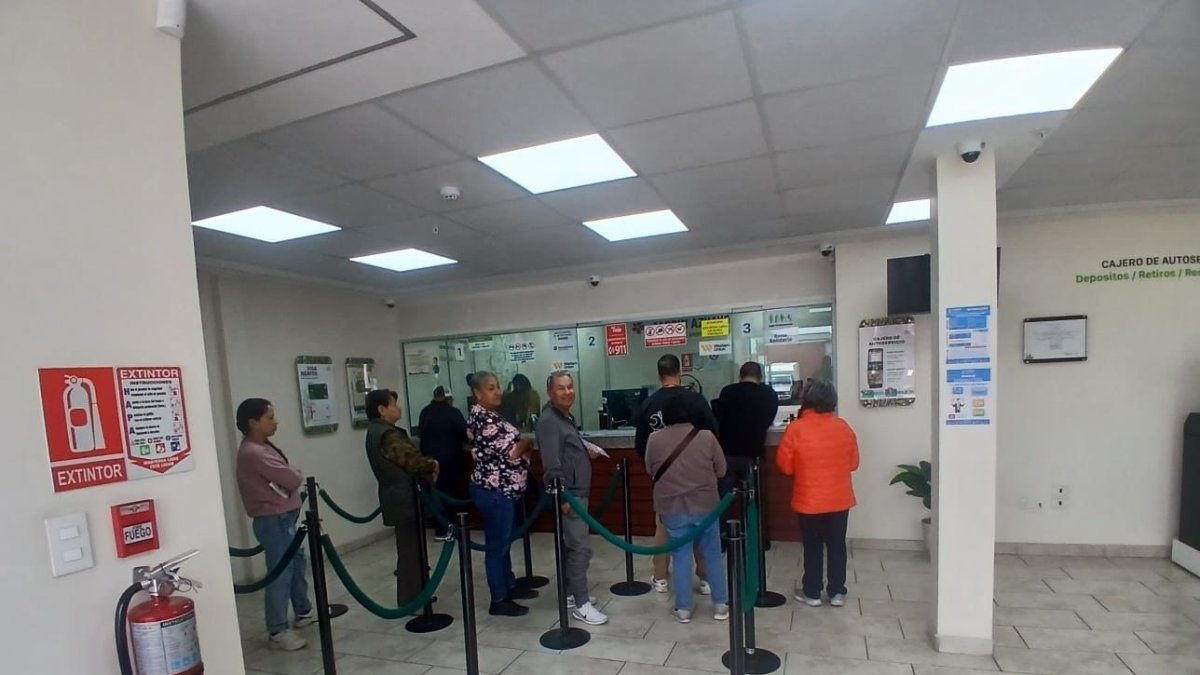 Afectados de la Cooperativa CREA cobran su dinero en agencias de Cuenca.