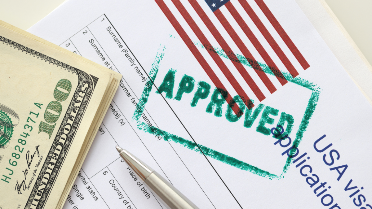 Solicitantes esperan su turno para entrevista en la Embajada de EE. UU.