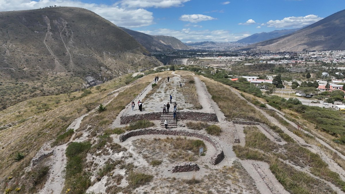 El recorrido pasa por senderos rodeados de paredes pedregosas que llevan al visitante a las terrazas.