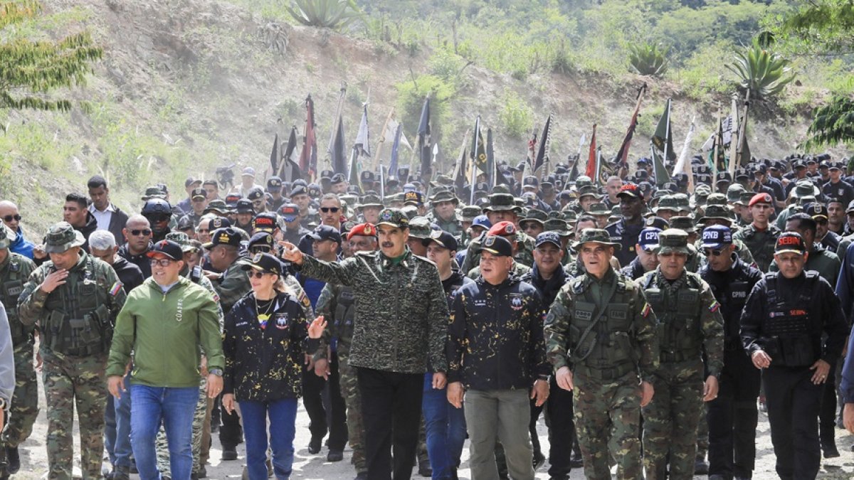 Nicolás Maduro durante ejercicios militares en un campo de entrenamiento en Caracas.