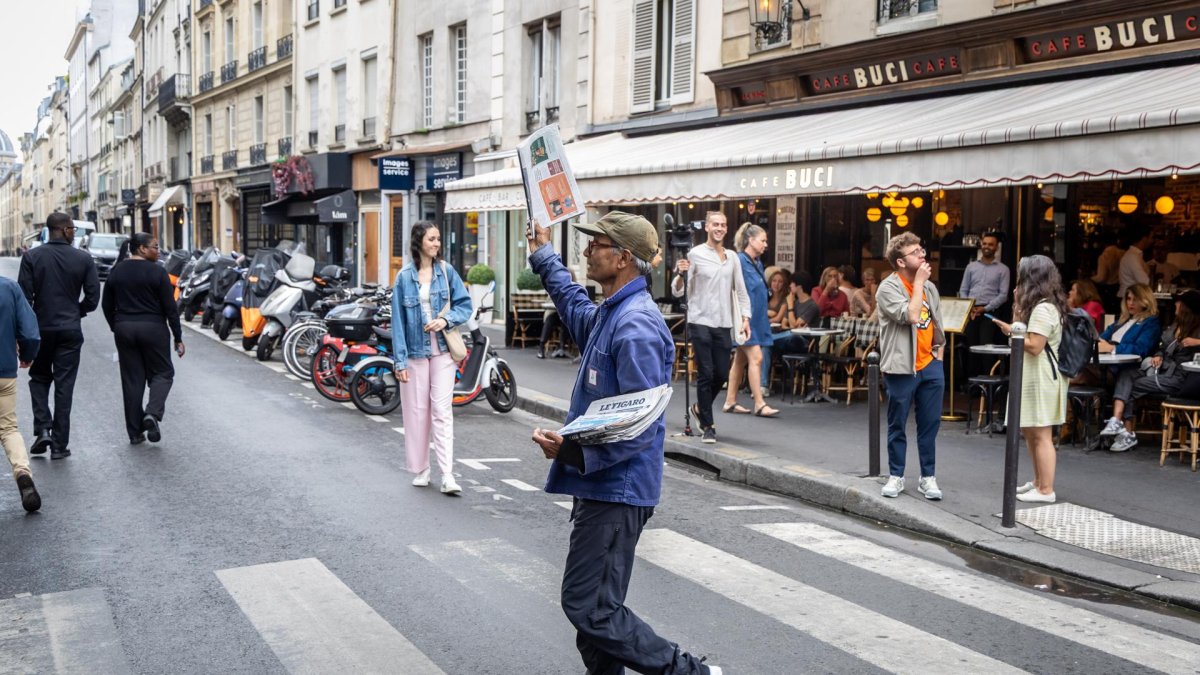 El vendedor de periódicos Ali Akbar vende periódicos gritando los titulares en el distrito de Saint Germain-des-Pres de París, Francia, 20 de agosto de 2025. N