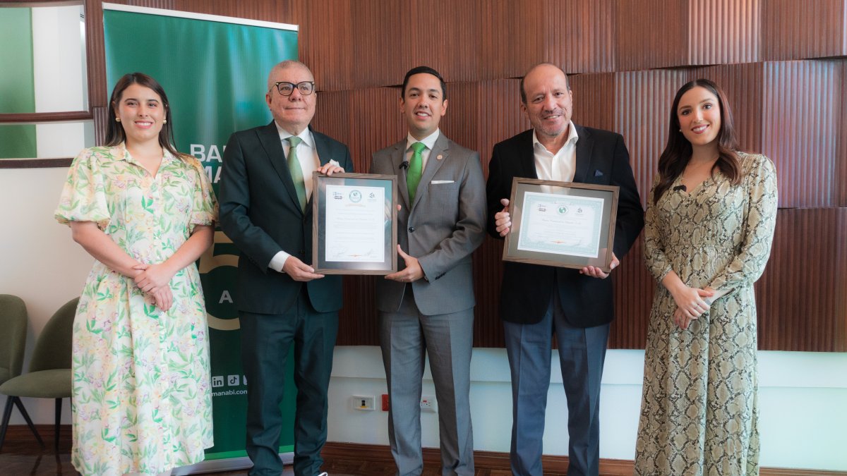 Gema Rivadeneira, de Ambielegsa; Vito Muñoz, empresario; Marcos Miranda, presidente del directorio del Banco Manabí; Milton Ochoa, gerente general del banco y Fiorella Cassinelli, de Ambielegsa.