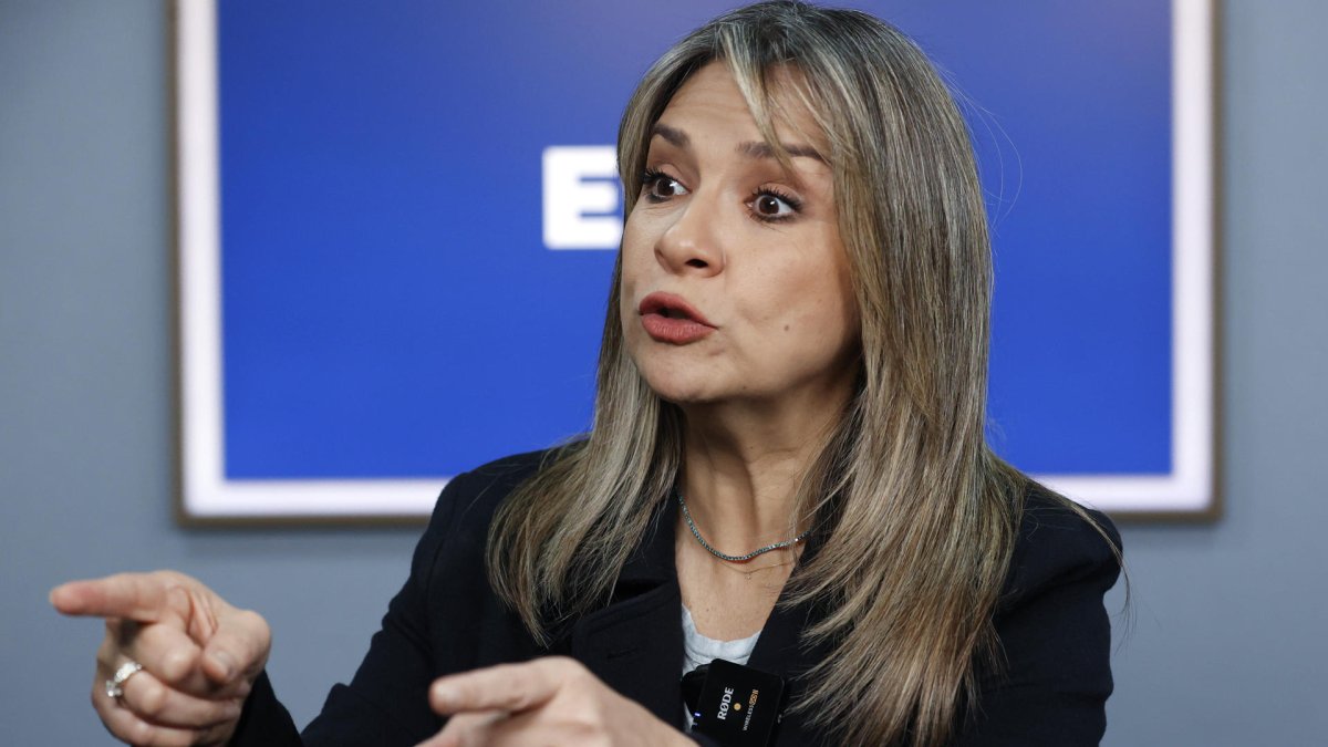 La precandidata a la Presidencia de Colombia Vicky Dávila habla durante una entrevista, en Bogotá (Colombia).