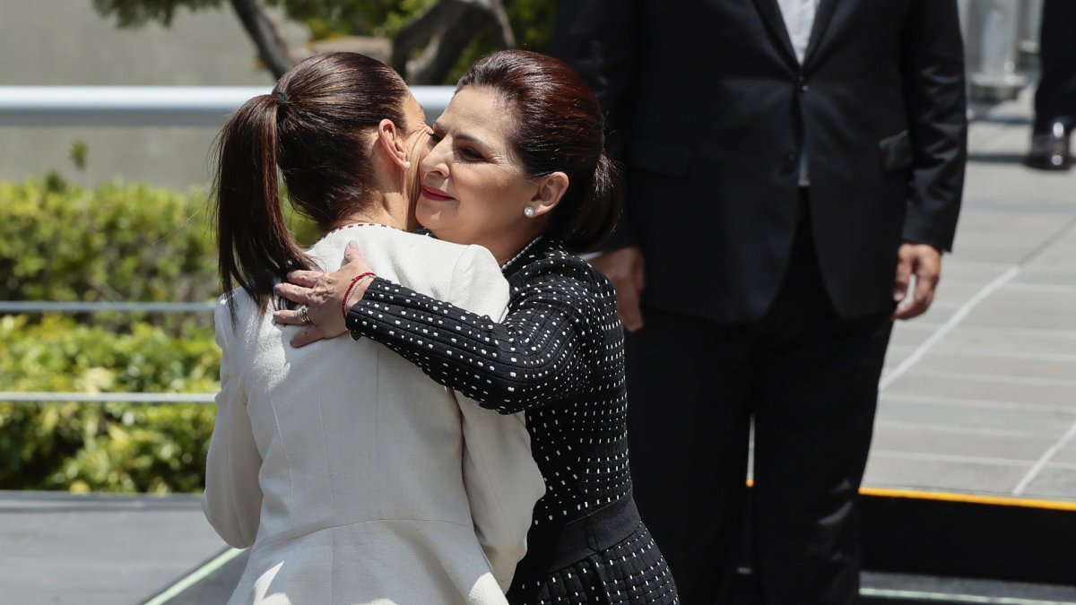 La presidenta del Tribunal Electoral del Poder Judicial de la Federación, Mónica Aralí Soto Fregoso (d).