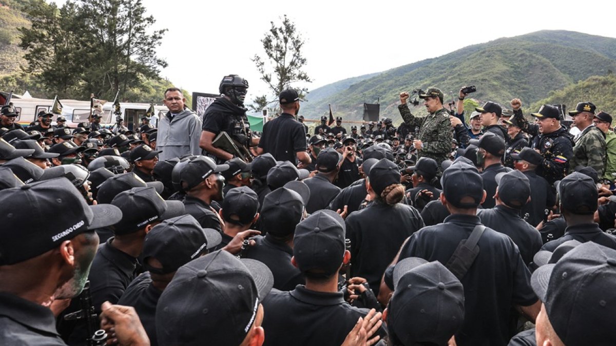 El presidente de Venezuela, Nicolás Maduro, levantando el puño frente a soldados del ejército en un campo de entrenamiento en Caracas.