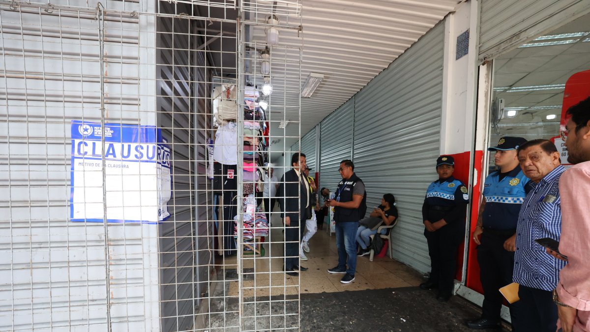 Situación. Agentes llegaron hasta los locales clausurados en La Bahía.