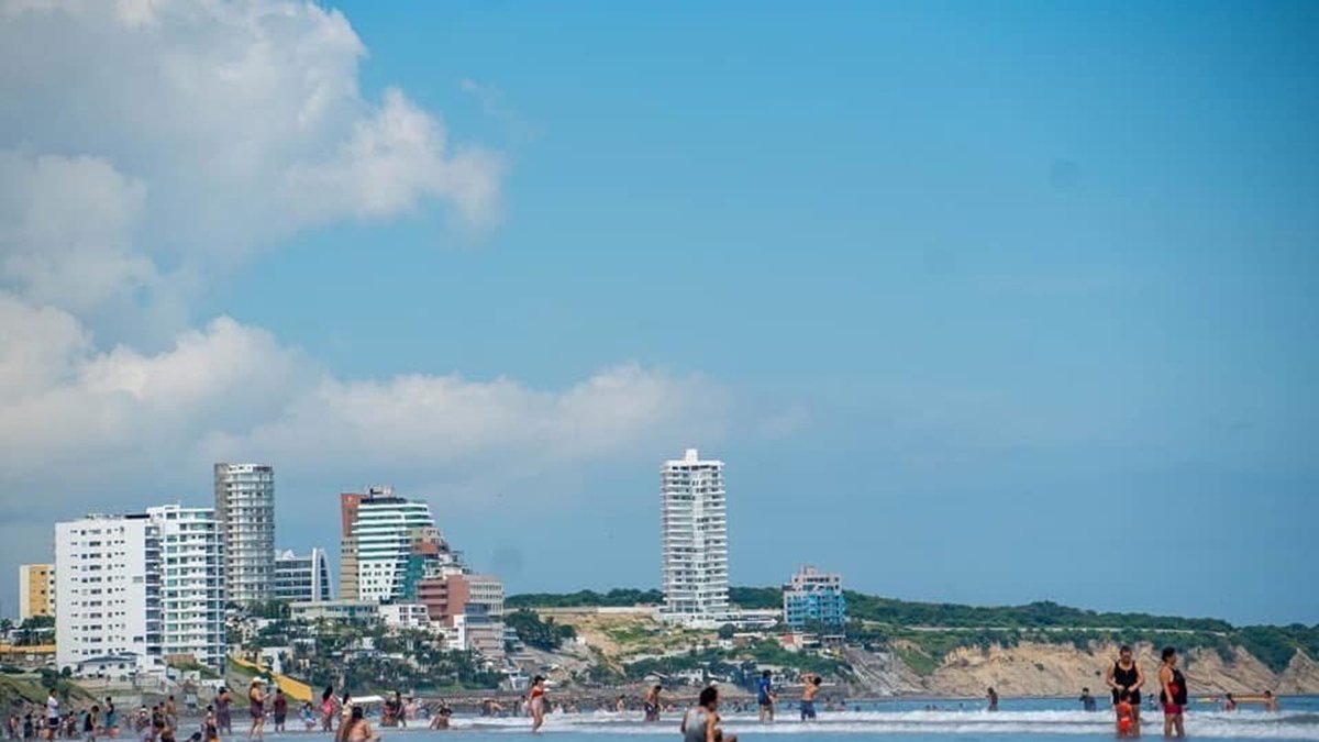 En los feriados nacionales, las playas de Manabí son una de las preferidas para pasear.