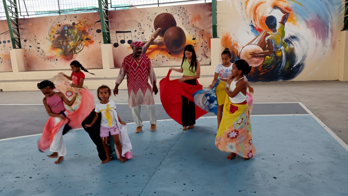 Aprendizaje. Decenas de niñas de la parroquia Viche acuden cada semana, después de la escuela, a las prácticas de marimba de la escuela Urpiano Bone.