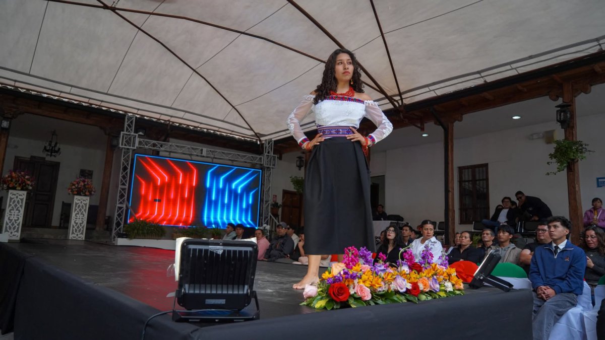 Atuendos. El desfile resaltó la vestimenta de los pueblos.