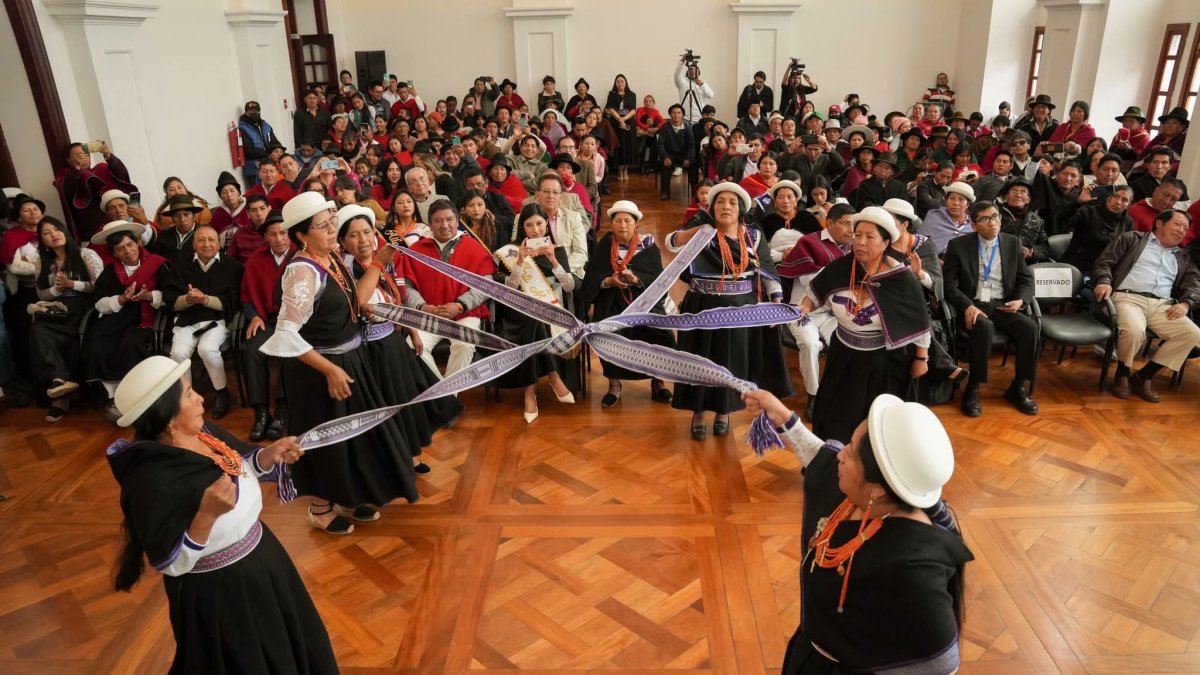 Oficio. Mujeres de Tomabela mostraron el arte de hilar lana de borrego.