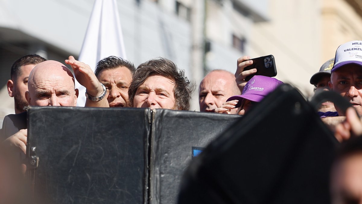 El presidente de Argentina, Javier Milei, es custodiado durante un acto de campaña de candidatos de su partido este miércoles, en Lomas de Zamora (Argentina). 