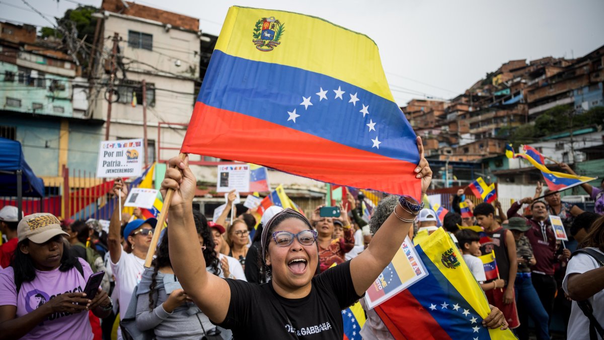 Simpatizantes del chavismo se movilizaron en comunidades de Venezuela para participar en la jornada de alistamiento de milicianos.