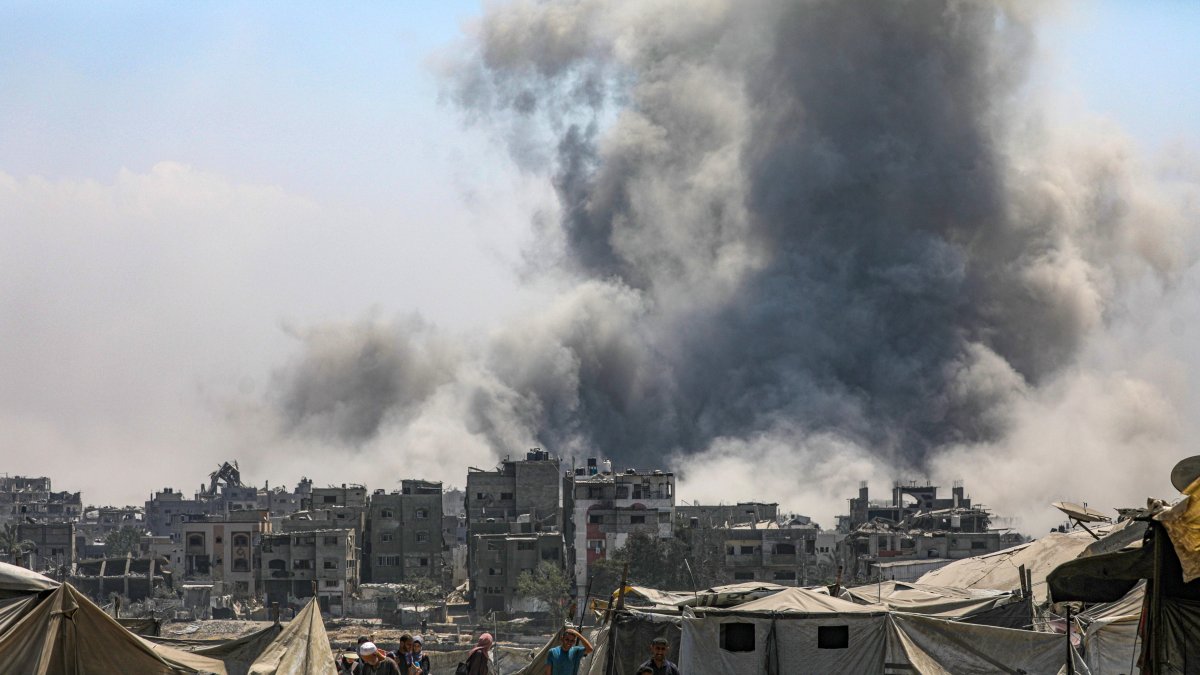 Palestinos desplazados internos huyen tras un ataque aéreo israelí durante una operación militar.