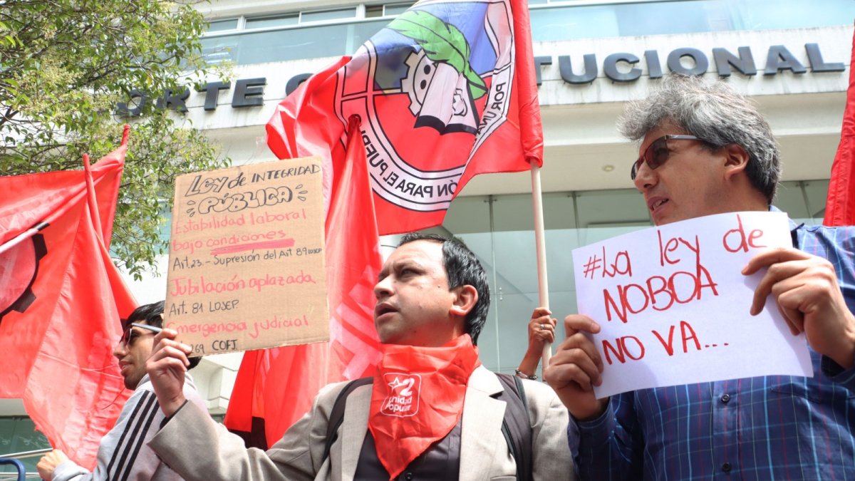 Durante las audiencias sobre las leyes urgente del Ejecutivo, sectores sociales han protagonizado plantones.