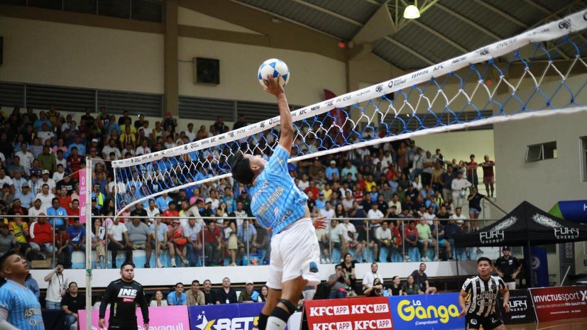 ´Brinca Brinca´ se luce con su salto en una colocada durante la semifinal de la LNE.