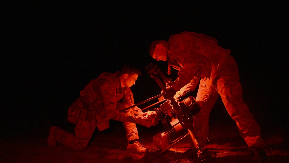 Los militares ucranianos de la 24ª brigada mecanizada colocan paquetes en un dron nocturno Magura para entregarlos en una posición de tropas ucranianas en las afueras de Chasiv Yar.