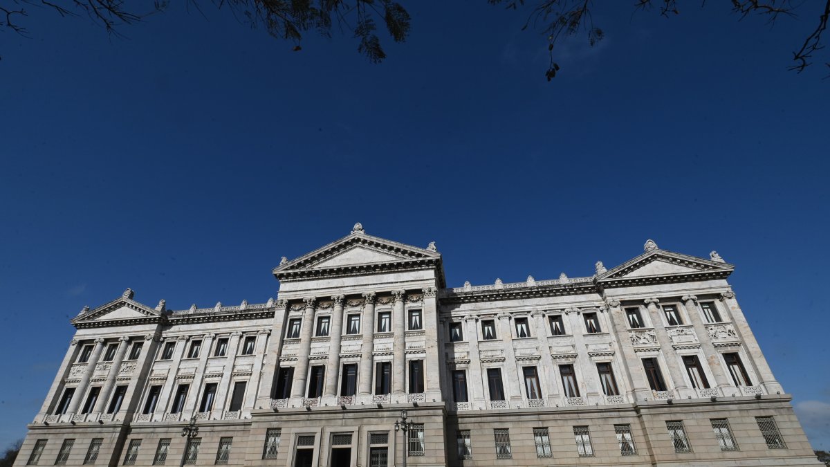 Fotografía del Palacio Legislativo uruguayo. Uruguay es la democracia más sólida de América Latina, según Transparencia Internacional.