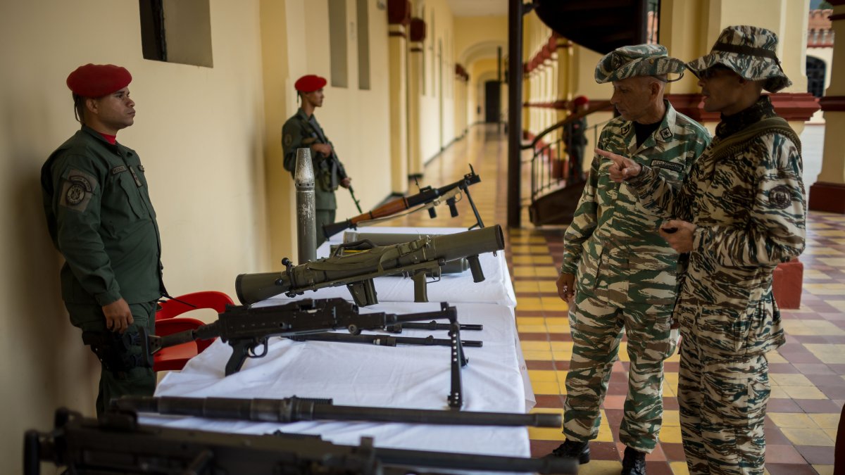 Personas observan armamento militar en Museo Histórico Militar de Caracas este sábado, en Caracas (Venezuela).