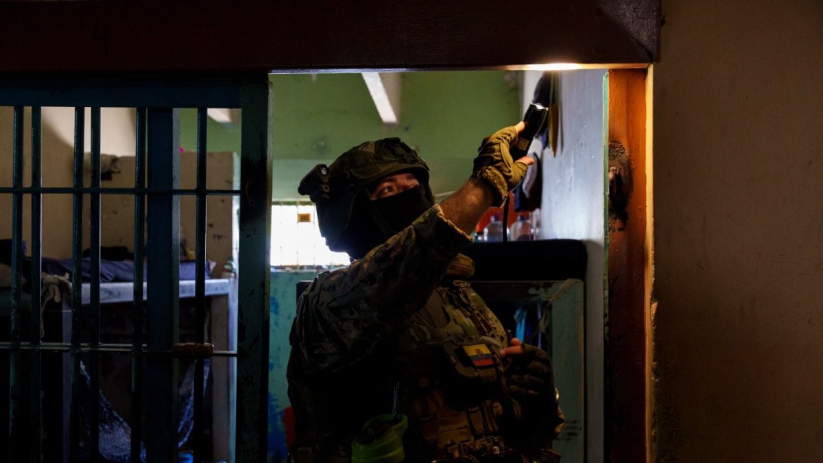 Tropas especializadas en control de armas y explosivos realizaron un registro en las instalaciones.