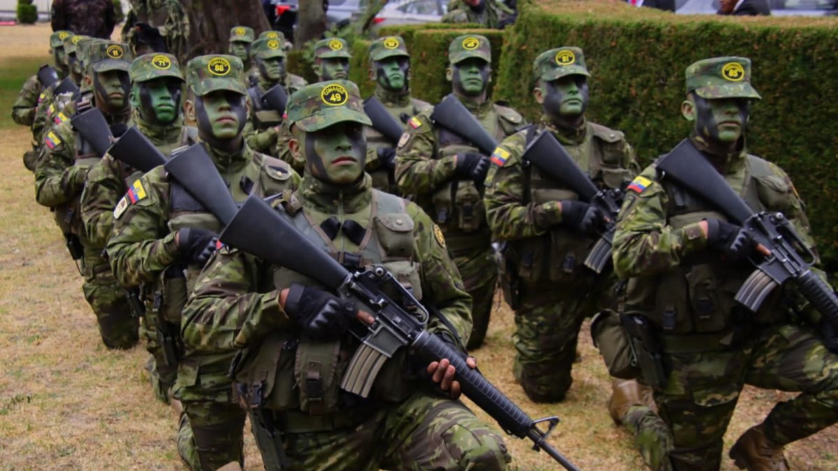 Los comandos deben cumplir con una formación de 20 semanas en diferentes etapas como son selva, andinismo y mar.