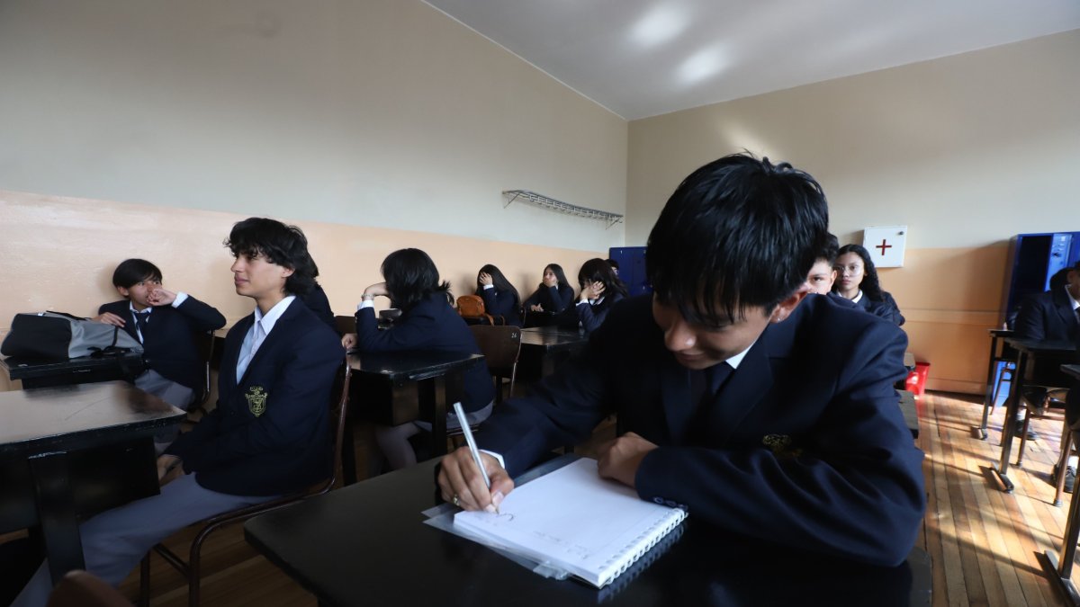 Cerca de 99.000 docentes estarán a cargo de la educación de más de 1.7 millones de menores de edad en más de 6.000 instituciones educativas.