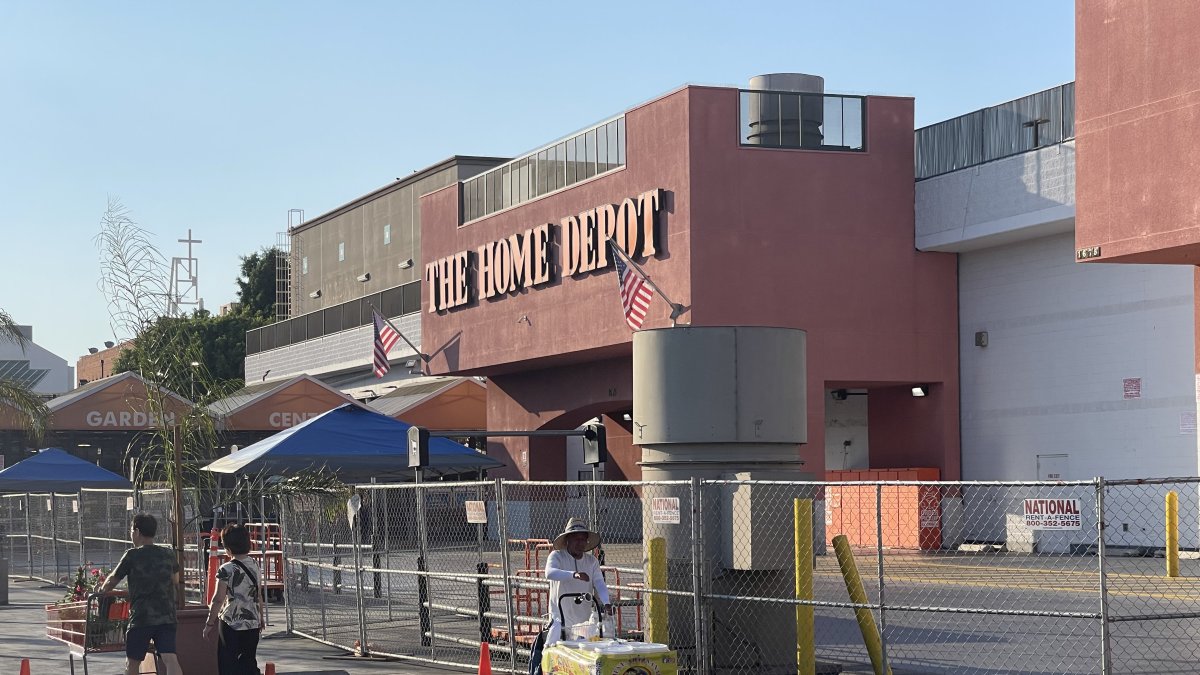 Personas caminan frente a la tienda The Home Depot del vecindario de Westlake, dónde se han registrado varias redadas.