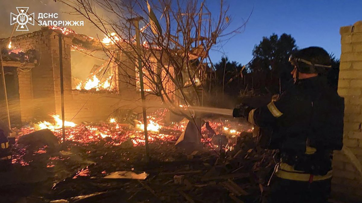 Extinguen el fuego tras bombardeos de Rusia en Zaporiyia.
