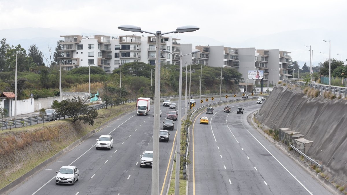 Trabajos. Desde el 26 de agosto, la Epmmop realiza un bacheo tecnificado.