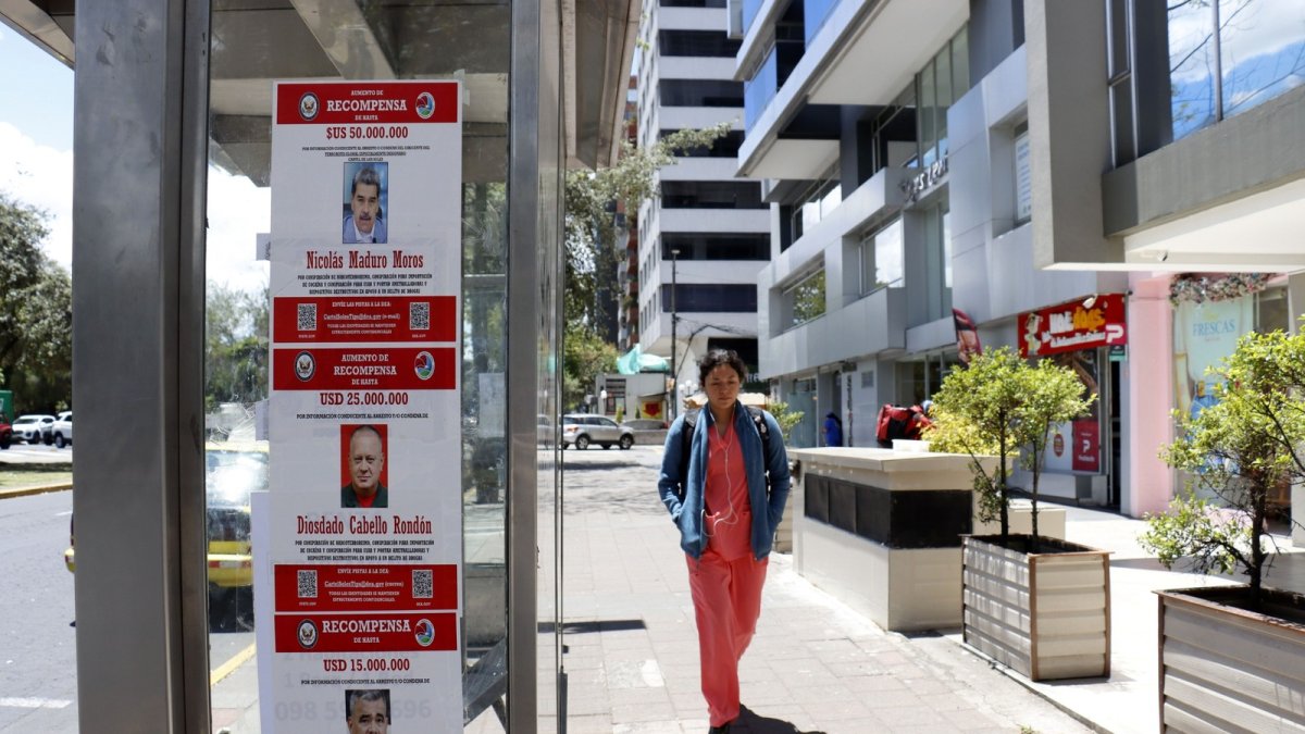 Los venezolanos en Ecuador colocan afiches de búsqueda de Maduro en varias zonas de Quito.