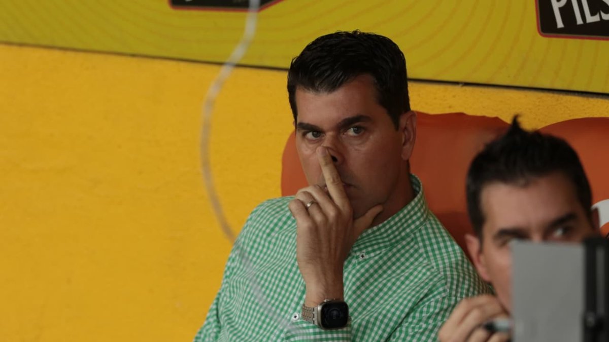 El técnico Ismael Rescalvo mira atentamente el duelo entre Barcelona y Universidad Católica.